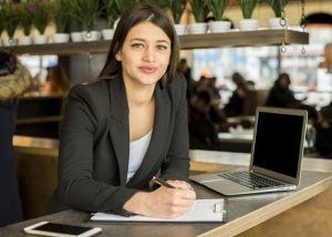 Cómo trabajar como consultor ISO freelance y ganar más con QualityCert